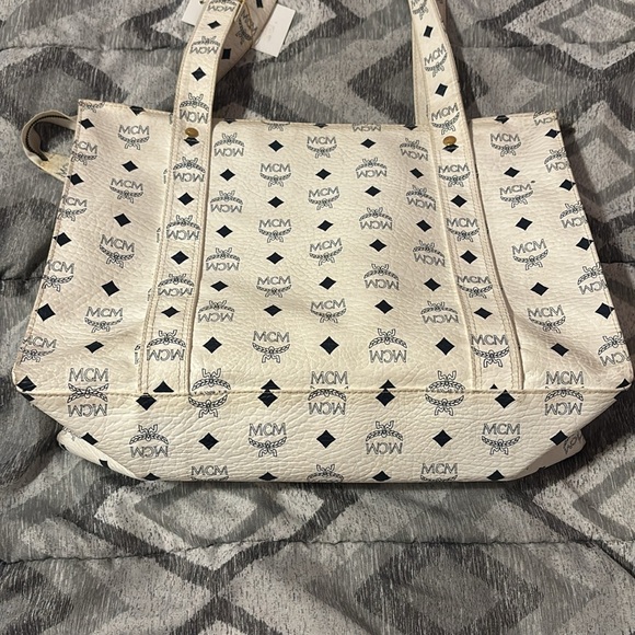 MCM White Monogram Tote Bag with Iconic Design - Picture 5 of 12